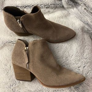 EUC Vince Camuto Suede Double zipper bootie, size 8.